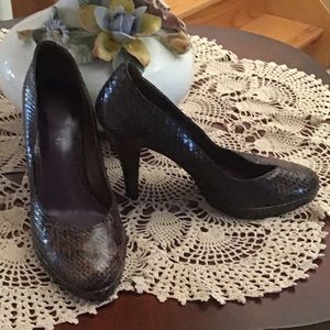 ⬇️Brown/black snake skin print round toe pump shoes